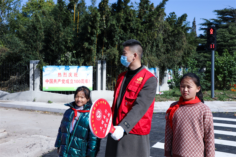紅綠燈十字路口開展文明交通執勤志愿服務活動 (19).jpg