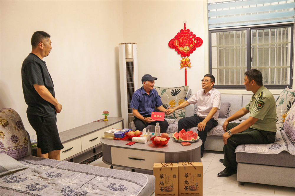 20220801 云臺黨委開展“八一”慰問.jpg