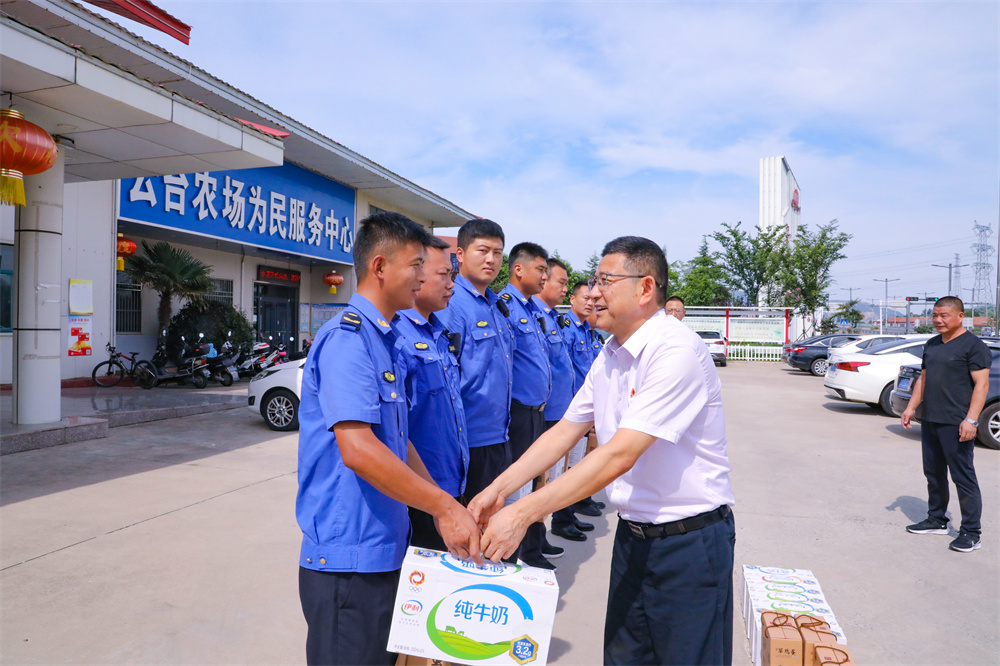 20220809  云臺黨委向一線職工送清涼.jpg