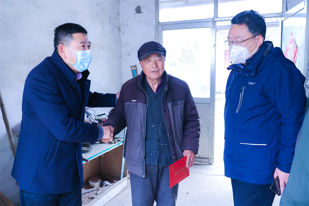 20230113云臺赴贛榆區結對共建村開展春節慰問活動 (2).jpg