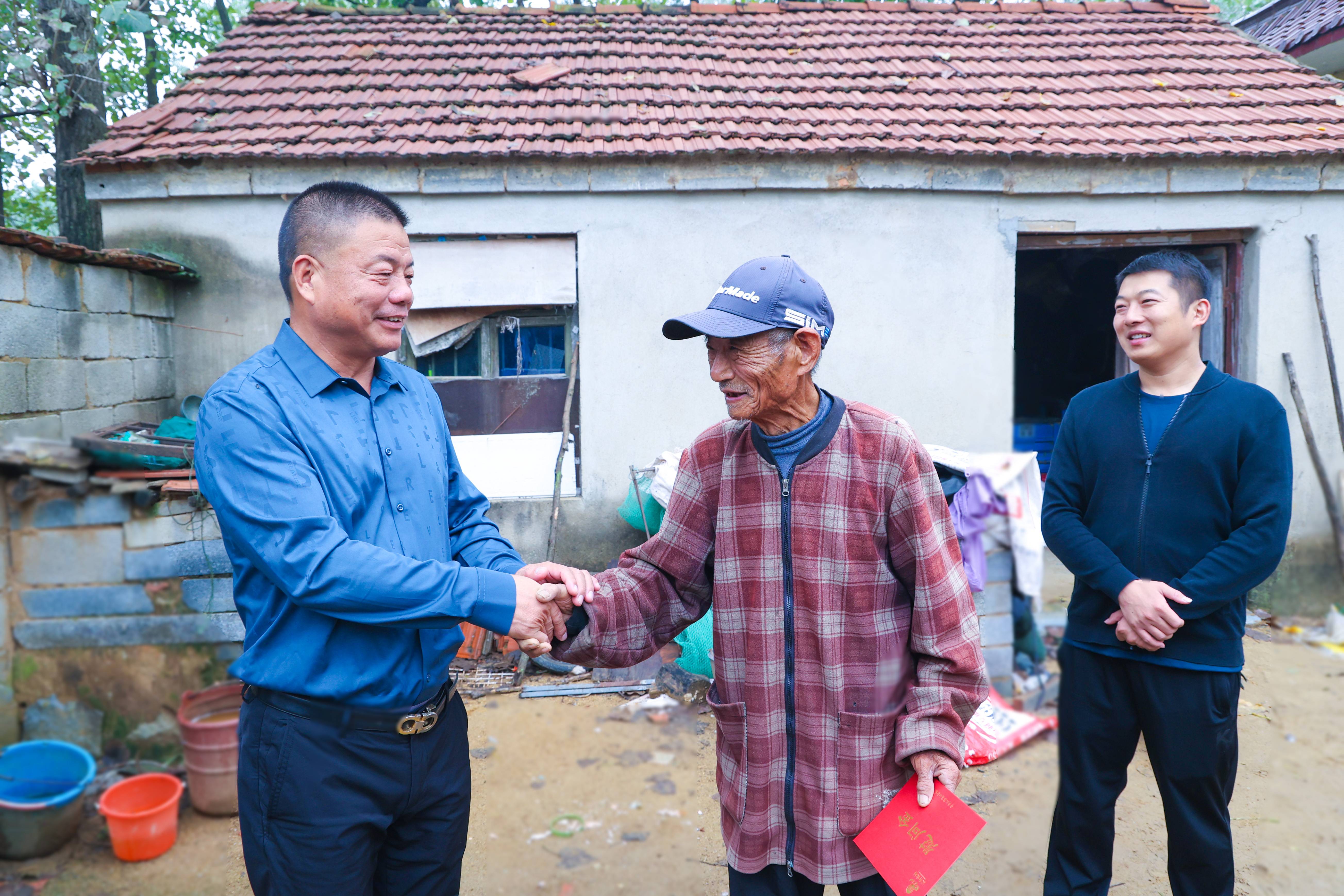 同心共建 情滿中秋 云臺赴贛榆區結對共建村開展中秋慰問活動（錢海祥）(1).jpg