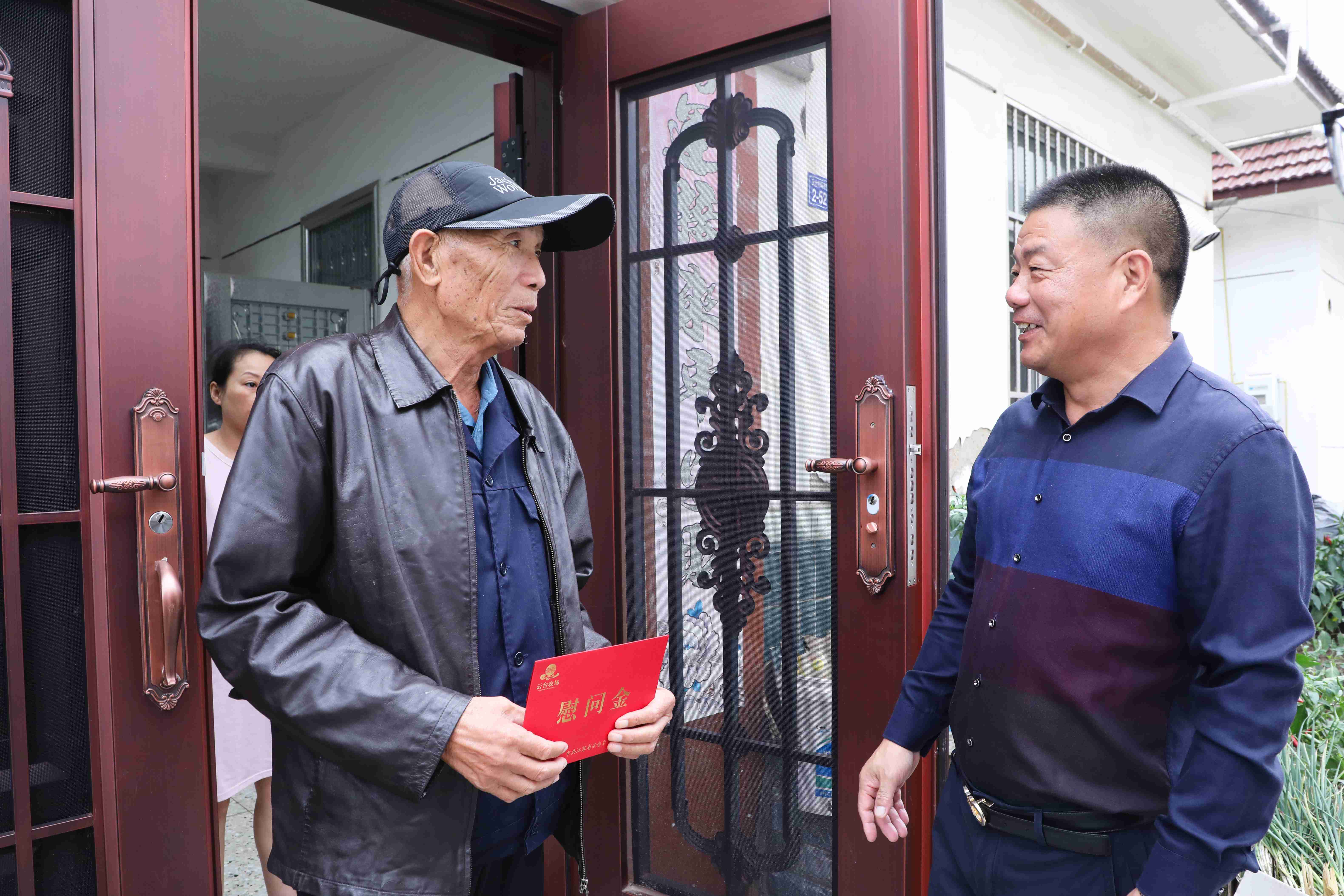 20230927情滿中秋 云臺農場公司節前走訪慰問困難家庭(1).jpg