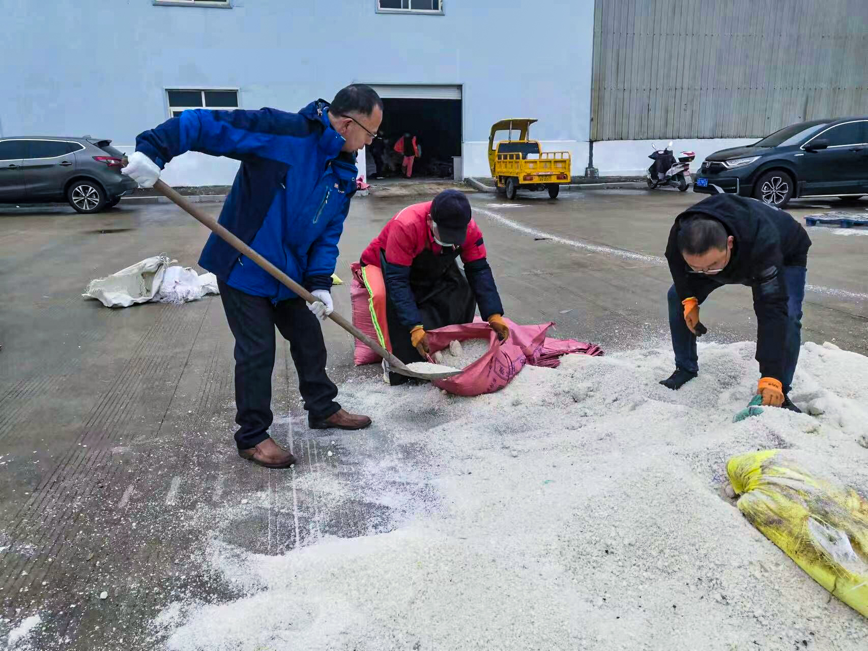 20231215 云臺華泰物業多措并舉應對極寒天氣 保障居民出行生活安全 (1).jpg