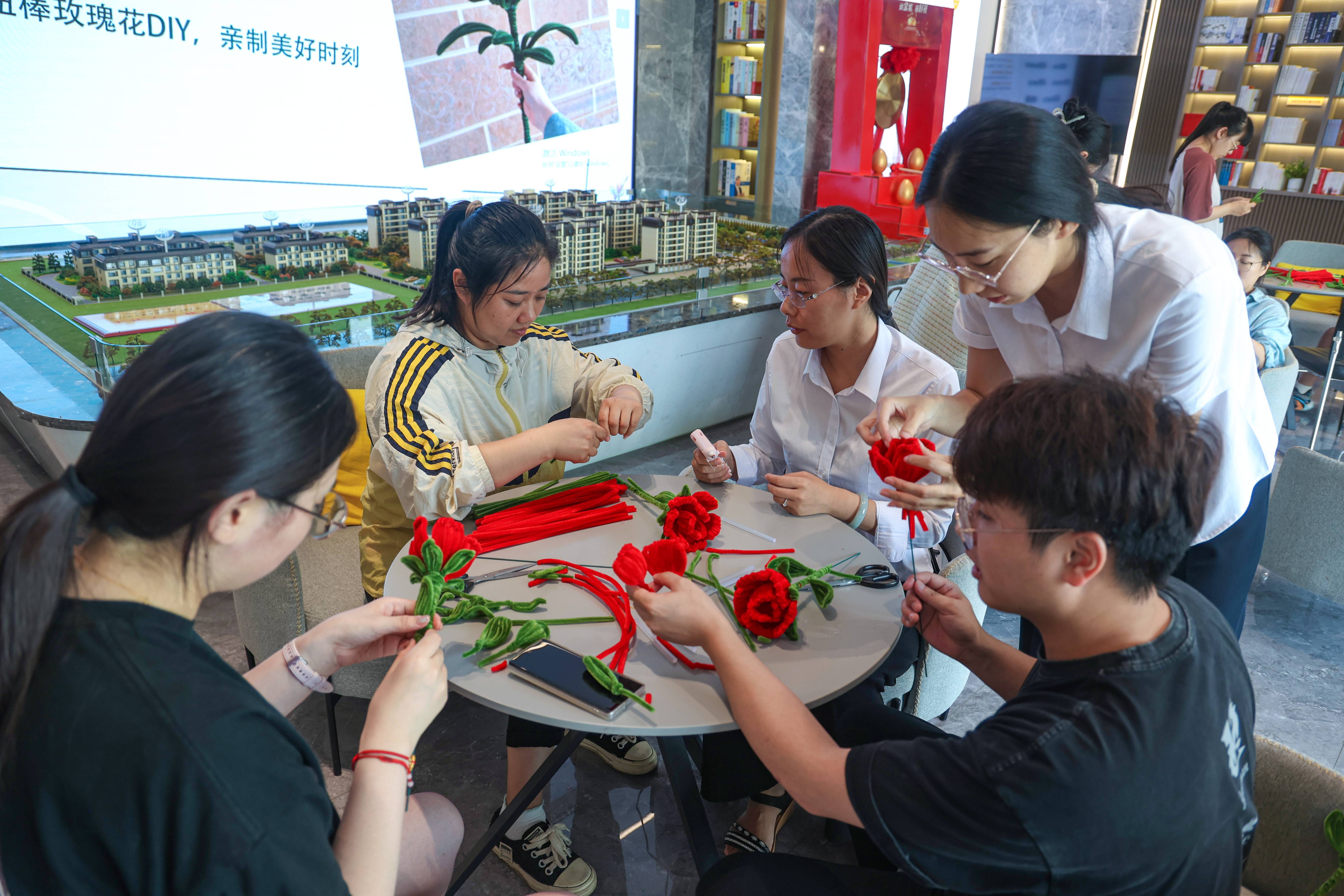 20240809 云龍房產開展“巧手迎乞巧 相約在七夕”手工diy活動(1).jpg