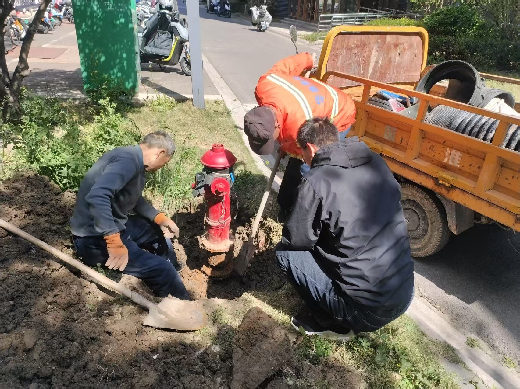 華泰物業高效搶修消防管 筑牢安全防線（1）.jpg